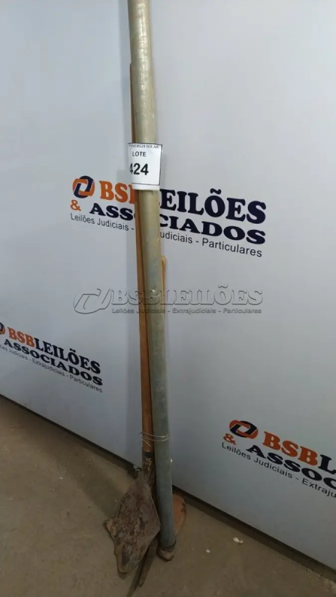 LOTE 424 - 01 PÁ COM CABO, 01 ENXADA COM CABO E 01 PICARETA COM CABO. (NO ESTADO) ATENÇÃO! FAZER A VISITAÇÃO ANTES DE ARREMATAR, NÃO SABEMOS SE FUNCIONA, LEILÃO NÃO TEM GARANTIA E NEM DEVOLUÇÃO, SUJEITO A POSSÍVEIS AVARIAS VISÍVEIS/OCULTAS E/OU 