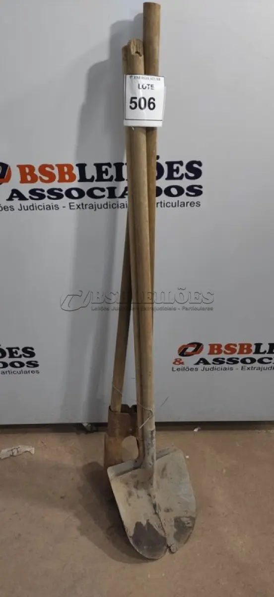 LOTE 506 - 02 PÁS COM CABO E 01 CAVADEIRA MANUAL. (NO ESTADO) ATENÇÃO! FAZER A VISITAÇÃO ANTES DE ARREMATAR, NÃO SABEMOS SE FUNCIONA, LEILÃO NÃO TEM GARANTIA E NEM DEVOLUÇÃO, SUJEITO A POSSÍVEIS AVARIAS VISÍVEIS/OCULTAS