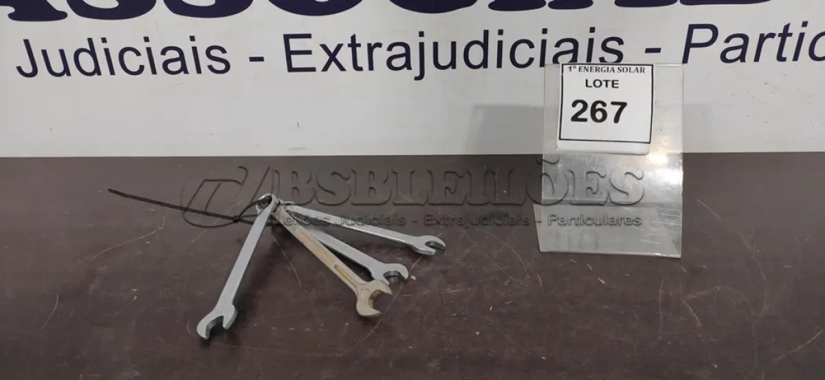 LOTE 267 - 04 CHAVES COMBINADA N* 18. (NO ESTADO) ATENÇÃO! FAZER A VISITAÇÃO ANTES DE ARREMATAR, NÃO SABEMOS SE FUNCIONA, LEILÃO NÃO TEM GARANTIA E NEM DEVOLUÇÃO, SUJEITO A POSSÍVEIS AVARIAS VISÍVEIS/OCULTAS E/OU AUSÊNCIA DE COMPONENTES.