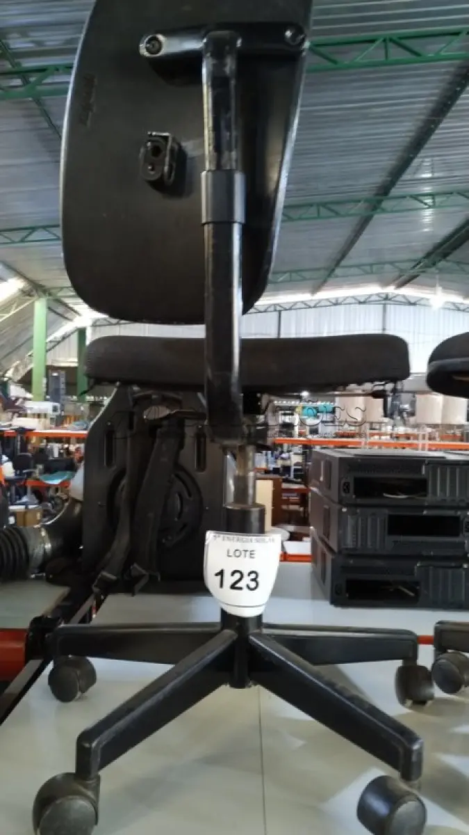 LOTE 123 - 01 CADEIRA GIRATÓRIA PARA ESCRITÓRIO. (NO ESTADO) ATENÇÃO! FAZER A VISITAÇÃO ANTES DE ARREMATAR, NÃO SABEMOS SE FUNCIONA, LEILÃO NÃO TEM GARANTIA E NEM DEVOLUÇÃO, SUJEITO A POSSÍVEIS AVARIAS VISÍVEIS/OCULTAS E/OU AUSÊNCIA DE COMPONENTES.