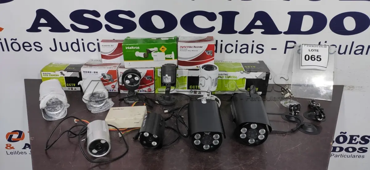 LOTE 065 - 10 CÂMERAS DE SEGURANÇA. (NO ESTADO) ATENÇÃO! FAZER A VISITAÇÃO ANTES DE ARREMATAR, NÃO SABEMOS SE FUNCIONA, LEILÃO NÃO TEM GARANTIA E NEM DEVOLUÇÃO, SUJEITO A POSSÍVEIS AVARIAS VISÍVEIS/OCULTAS E/OU AUSÊNCIA DE COMPONENTES.