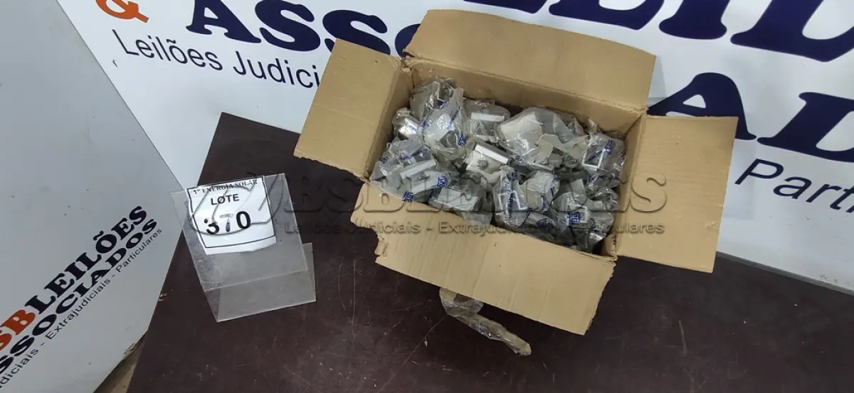 LOTE 370 - 01 CAIXA COM INTERMEDIÁRIOS PARA PAINEL SOLAR. (NO ESTADO) ATENÇÃO! FAZER A VISITAÇÃO ANTES DE ARREMATAR, NÃO SABEMOS SE FUNCIONA, LEILÃO NÃO TEM GARANTIA E NEM DEVOLUÇÃO, SUJEITO A POSSÍVEIS AVARIAS VISÍVEIS/OCULTAS E/OU 