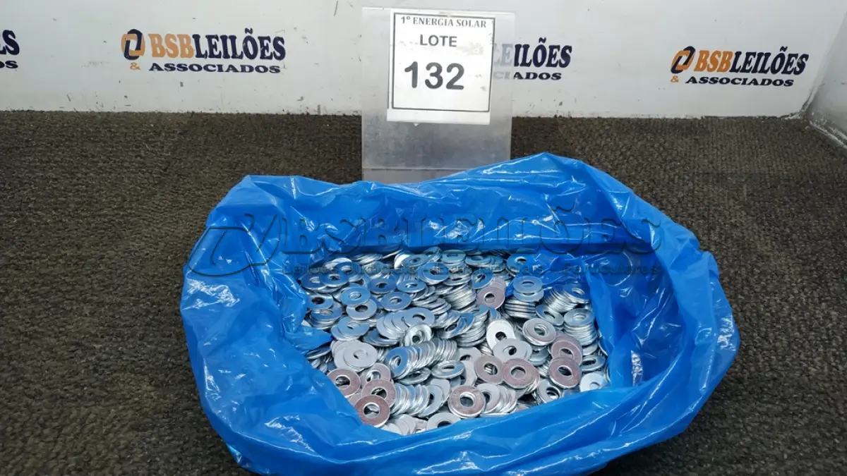 LOTE 132 - 01 CAIXA COM ARRUELAS DE AÇO. (NO ESTADO) ATENÇÃO! FAZER A VISITAÇÃO ANTES DE ARREMATAR, NÃO SABEMOS SE FUNCIONA, LEILÃO NÃO TEM GARANTIA E NEM DEVOLUÇÃO, SUJEITO A POSSÍVEIS AVARIAS VISÍVEIS/OCULTAS E/OU AUSÊNCIA DE COMPONENTES.