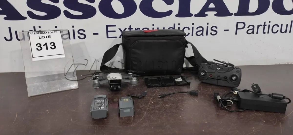 LOTE 313 - 01 DRONE  MODELO DJI MINI 2 MARCA SPARK.  (NO ESTADO) ATENÇÃO! FAZER A VISITAÇÃO ANTES DE ARREMATAR, NÃO SABEMOS SE FUNCIONA, LEILÃO NÃO TEM GARANTIA E NEM DEVOLUÇÃO, SUJEITO A POSSÍVEIS AVARIAS VISÍVEIS/OCULTAS E/OU AUSÊNCIA DE COMPONENTES.