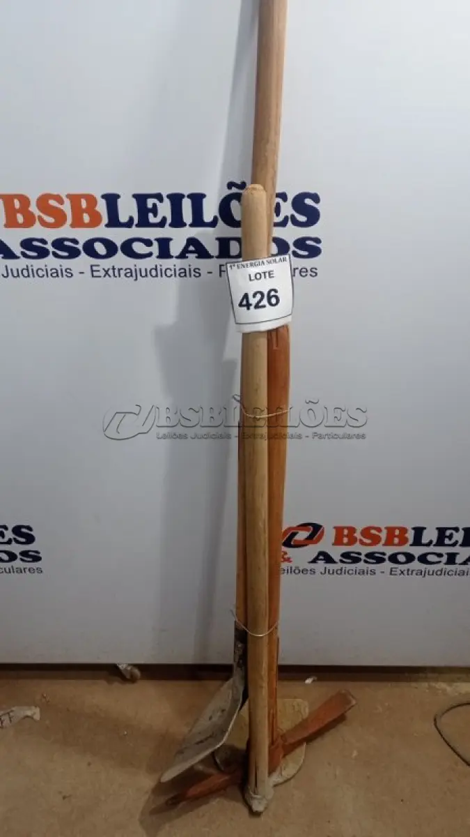 LOTE 426 - 01 PÁ COM CABO, 01 ENXADA COM CABO E 01 PICARETA COM CABO. (NO ESTADO) ATENÇÃO! FAZER A VISITAÇÃO ANTES DE ARREMATAR, NÃO SABEMOS SE FUNCIONA, LEILÃO NÃO TEM GARANTIA E NEM DEVOLUÇÃO, SUJEITO A POSSÍVEIS AVARIAS VISÍVEIS/OCULTAS E/OU 