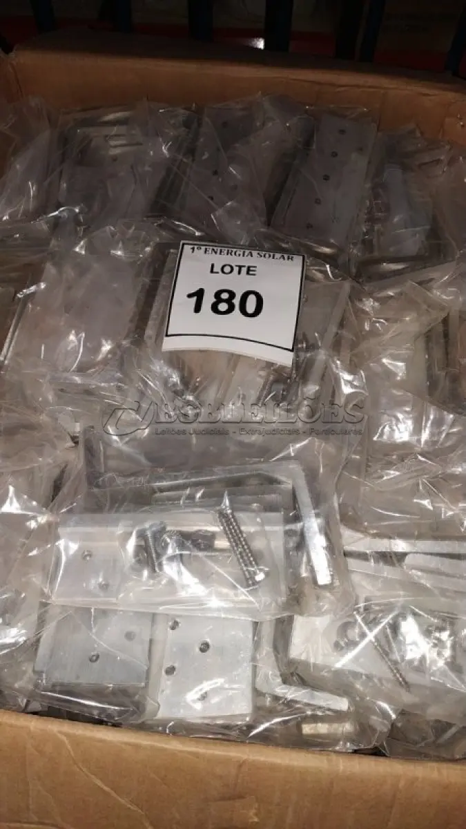 LOTE 180 - 01 CAIXA COM GANCHO PARA TELHA CERÂMICA. (NO ESTADO) ATENÇÃO! FAZER A VISITAÇÃO ANTES DE ARREMATAR, NÃO SABEMOS SE FUNCIONA, LEILÃO NÃO TEM GARANTIA E NEM DEVOLUÇÃO, SUJEITO A POSSÍVEIS AVARIAS VISÍVEIS/OCULTAS E/OU AUSÊNCIA DE COMPONENTES.