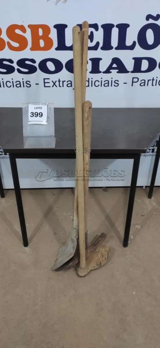 LOTE 399 - 01 PÁ COM CABO, 01 ENXADA COM CABO E 01 PICARETA COM CABO. (NO ESTADO) ATENÇÃO! FAZER A VISITAÇÃO ANTES DE ARREMATAR, NÃO SABEMOS SE FUNCIONA, LEILÃO NÃO TEM GARANTIA E NEM DEVOLUÇÃO, SUJEITO A POSSÍVEIS AVARIAS VISÍVEIS/OCULTAS E/OU 