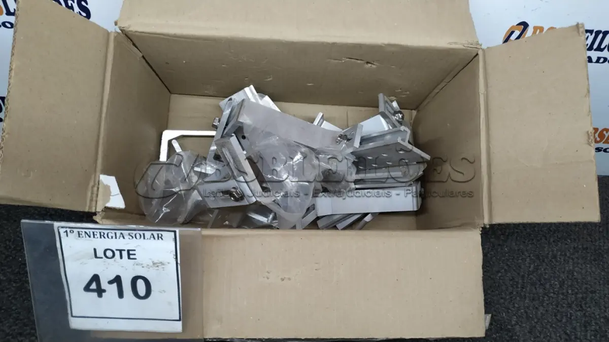LOTE 410 - 01 CAIXA COM GANCHO PARA TELHA CERÂMICA. (NO ESTADO) ATENÇÃO! FAZER A VISITAÇÃO ANTES DE ARREMATAR, NÃO SABEMOS SE FUNCIONA, LEILÃO NÃO TEM GARANTIA E NEM DEVOLUÇÃO, SUJEITO A POSSÍVEIS AVARIAS VISÍVEIS/OCULTAS E/OU 
