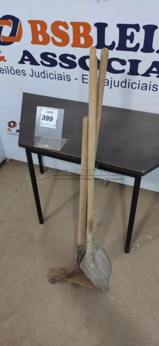 LOTE 399 - 01 PÁ COM CABO, 01 ENXADA COM CABO E 01 PICARETA COM CABO. (NO ESTADO) ATENÇÃO! FAZER A VISITAÇÃO ANTES DE ARREMATAR, NÃO SABEMOS SE FUNCIONA, LEILÃO NÃO TEM GARANTIA E NEM DEVOLUÇÃO, SUJEITO A POSSÍVEIS AVARIAS VISÍVEIS/OCULTAS E/OU 