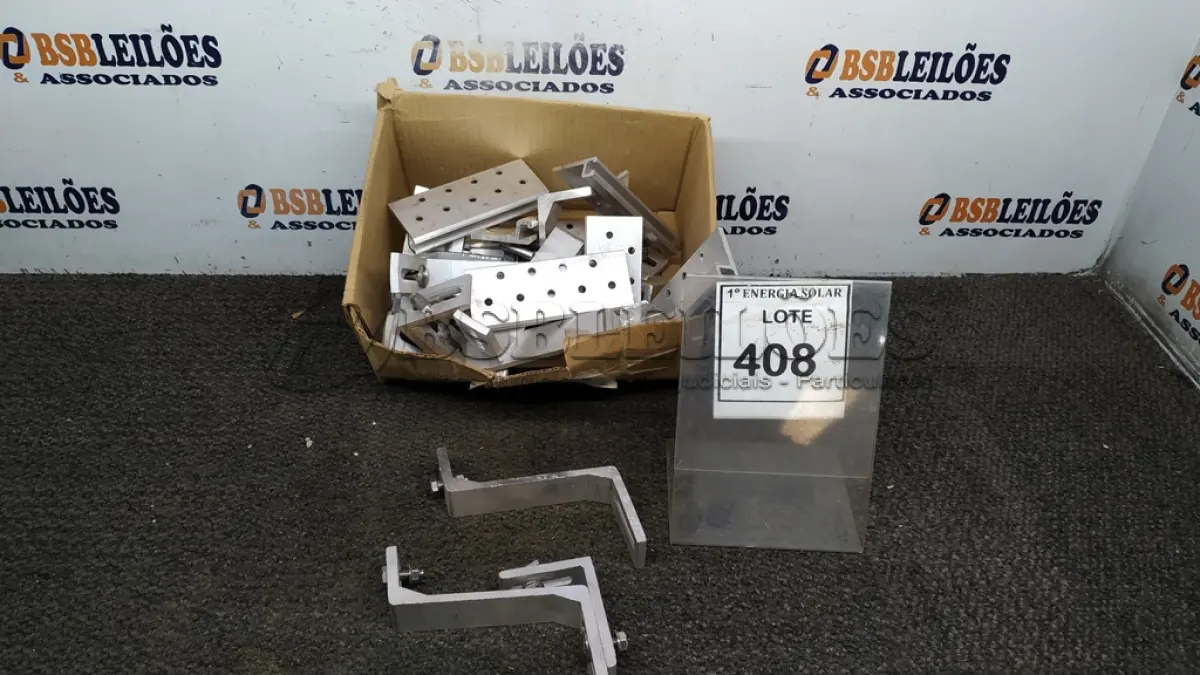LOTE 408 - 01 CAIXA COM GANCHO PARA TELHA CERÂMICA. (NO ESTADO) ATENÇÃO! FAZER A VISITAÇÃO ANTES DE ARREMATAR, NÃO SABEMOS SE FUNCIONA, LEILÃO NÃO TEM GARANTIA E NEM DEVOLUÇÃO, SUJEITO A POSSÍVEIS AVARIAS VISÍVEIS/OCULTAS E/OU 