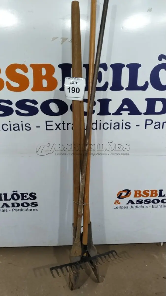 LOTE 190 -   01 CAVADEIRA MANUAL COM CABO, 01 ALAVANCA DE AÇO E 01 RASTELO COM CABO. (NO ESTADO) ATENÇÃO! FAZER A VISITAÇÃO ANTES DE ARREMATAR, NÃO SABEMOS SE FUNCIONA, LEILÃO NÃO TEM GARANTIA E NEM DEVOLUÇÃO, SUJEITO A POSSÍVEIS AVARIAS VISÍVEIS/OCULTAS E/OU AUSÊNCIA DE COMPONENTES.