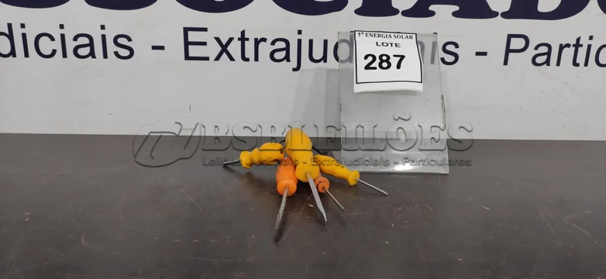 LOTE 287 - 03 CHAVES FENDA E 01 CHAVE PHILIPS E 4 PONTEIROS.  (NO ESTADO) ATENÇÃO! FAZER A VISITAÇÃO ANTES DE ARREMATAR, NÃO SABEMOS SE FUNCIONA, LEILÃO NÃO TEM GARANTIA E NEM DEVOLUÇÃO, SUJEITO A POSSÍVEIS AVARIAS VISÍVEIS/OCULTAS E/OU AUSÊNCIA DE COMPONENTES.
