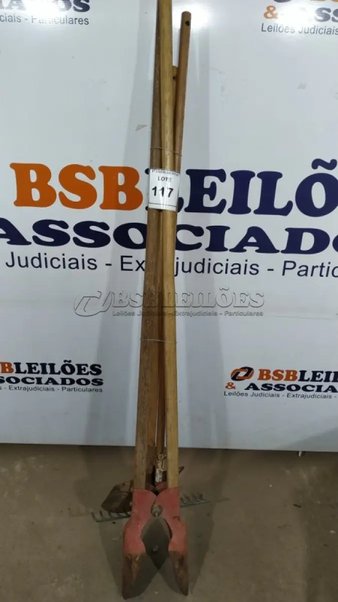 LOTE 117 - 01 CAVADEIRA MANUAL, 01 PÁ COM CABO E 01 RASTELO COM CABO. (NO ESTADO) ATENÇÃO! FAZER A VISITAÇÃO ANTES DE ARREMATAR, NÃO SABEMOS SE FUNCIONA, LEILÃO NÃO TEM GARANTIA E NEM DEVOLUÇÃO, SUJEITO A POSSÍVEIS AVARIAS VISÍVEIS/OCULTAS E/OU AUSÊNCIA DE COMPONENTES.