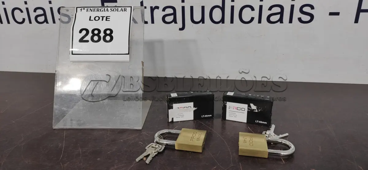 LOTE 288 - 02 CADEADOS DE LATÃO COM CHAVE MARCAM PADO N* 45MM. (NO ESTADO) ATENÇÃO! FAZER A VISITAÇÃO ANTES DE ARREMATAR, NÃO SABEMOS SE FUNCIONA, LEILÃO NÃO TEM GARANTIA E NEM DEVOLUÇÃO, SUJEITO A POSSÍVEIS AVARIAS VISÍVEIS/OCULTAS E/OU AUSÊNCIA DE COMPONENTES.