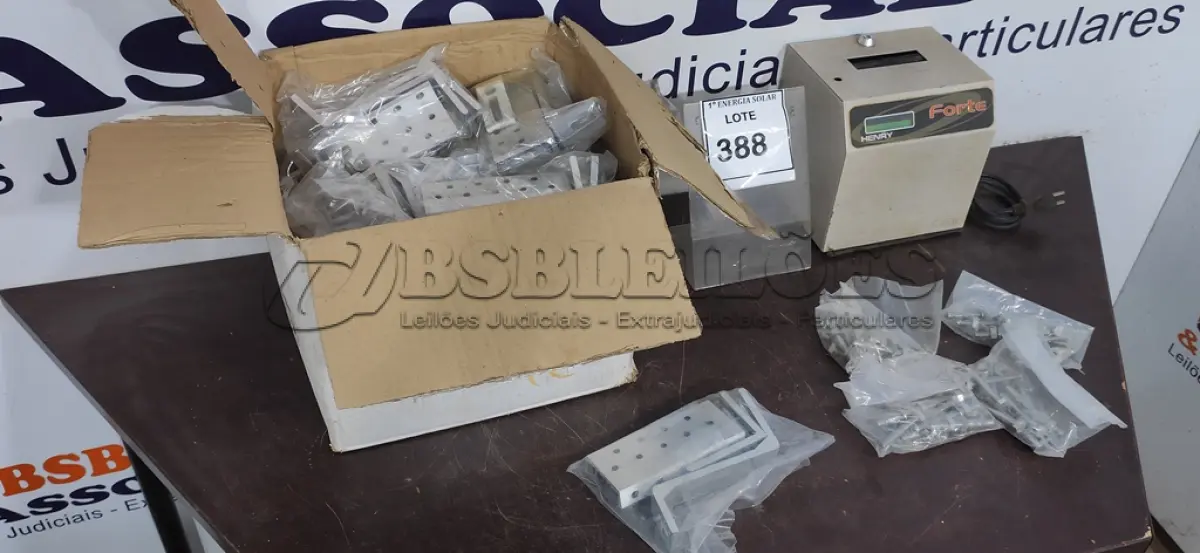 LOTE 388 - 01 CAIXA COM SUPORTE PRA PAINEL SOLAR PARA TELHADO CERÂMICO, 01 CAIXA COM PARABOATS E 01 RELÓGIO DE PONTO. (NO ESTADO) ATENÇÃO! FAZER A VISITAÇÃO ANTES DE ARREMATAR, NÃO SABEMOS SE FUNCIONA, LEILÃO NÃO TEM GARANTIA E NEM DEVOLUÇÃO, SUJEITO A POSSÍVEIS AVARIAS VISÍVEIS/OCULTAS E/OU