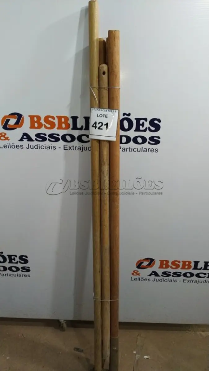 LOTE 421 - 01 LOTE COM CABOS DE FERRAMENTAS. (NO ESTADO) ATENÇÃO! FAZER A VISITAÇÃO ANTES DE ARREMATAR, NÃO SABEMOS SE FUNCIONA, LEILÃO NÃO TEM GARANTIA E NEM DEVOLUÇÃO, SUJEITO A POSSÍVEIS AVARIAS VISÍVEIS/OCULTAS E/OU 