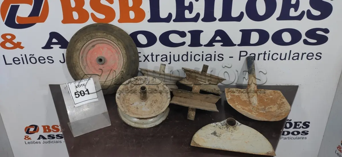 LOTE 501 - 01 LOTE COM RODAS DE CARRINHO DE MÃO 01 PÁ SEM CABO E 01 ENXADA SEM CABO.  (NO ESTADO) ATENÇÃO! FAZER A VISITAÇÃO ANTES DE ARREMATAR, NÃO SABEMOS SE FUNCIONA, LEILÃO NÃO TEM GARANTIA E NEM DEVOLUÇÃO, SUJEITO A POSSÍVEIS AVARIAS VISÍVEIS/OCULTAS
