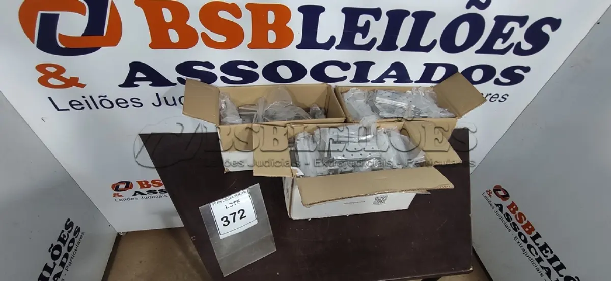 LOTE 372 - 03 CAIXAS COM GANCHO PARA TELHA CERÂMICA. (NO ESTADO) ATENÇÃO! FAZER A VISITAÇÃO ANTES DE ARREMATAR, NÃO SABEMOS SE FUNCIONA, LEILÃO NÃO TEM GARANTIA E NEM DEVOLUÇÃO, SUJEITO A POSSÍVEIS AVARIAS VISÍVEIS/OCULTAS E/OU 
