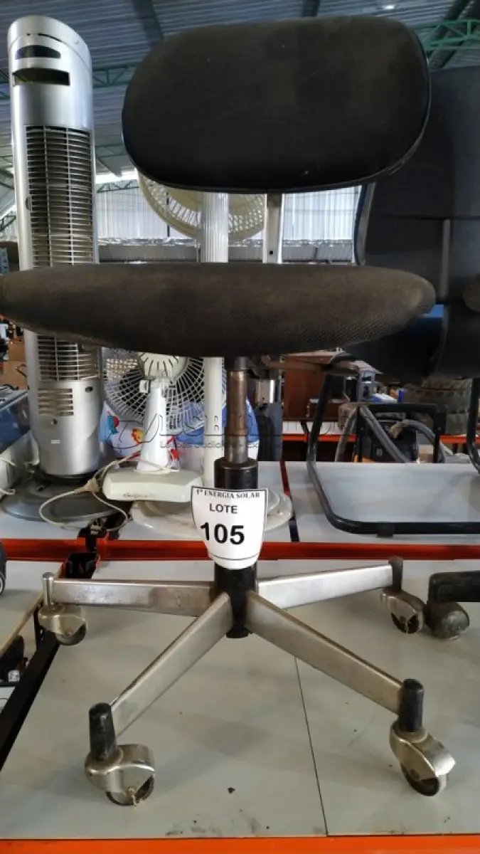 LOTE 105 - 01 CADEIRA GIRATÓRIA PARA ESCRITÓRIO. (NO ESTADO) ATENÇÃO! FAZER A VISITAÇÃO ANTES DE ARREMATAR, NÃO SABEMOS SE FUNCIONA, LEILÃO NÃO TEM GARANTIA E NEM DEVOLUÇÃO, SUJEITO A POSSÍVEIS AVARIAS VISÍVEIS/OCULTAS E/OU AUSÊNCIA DE COMPONENTES.
