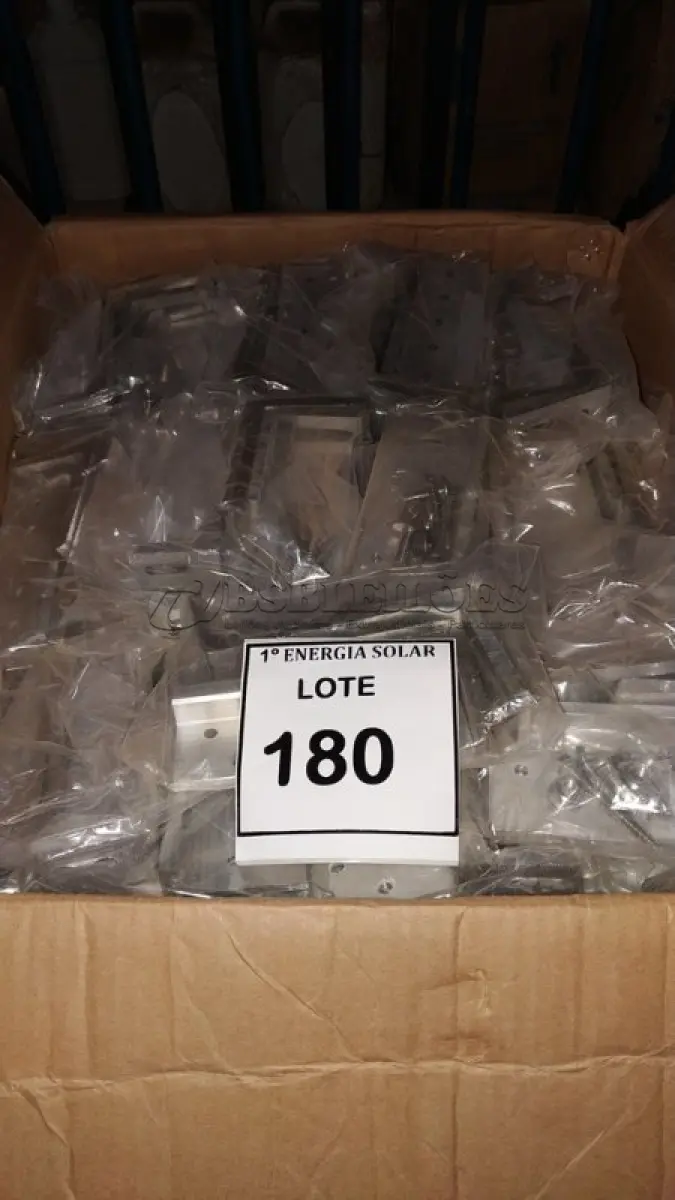 LOTE 180 - 01 CAIXA COM GANCHO PARA TELHA CERÂMICA. (NO ESTADO) ATENÇÃO! FAZER A VISITAÇÃO ANTES DE ARREMATAR, NÃO SABEMOS SE FUNCIONA, LEILÃO NÃO TEM GARANTIA E NEM DEVOLUÇÃO, SUJEITO A POSSÍVEIS AVARIAS VISÍVEIS/OCULTAS E/OU AUSÊNCIA DE COMPONENTES.