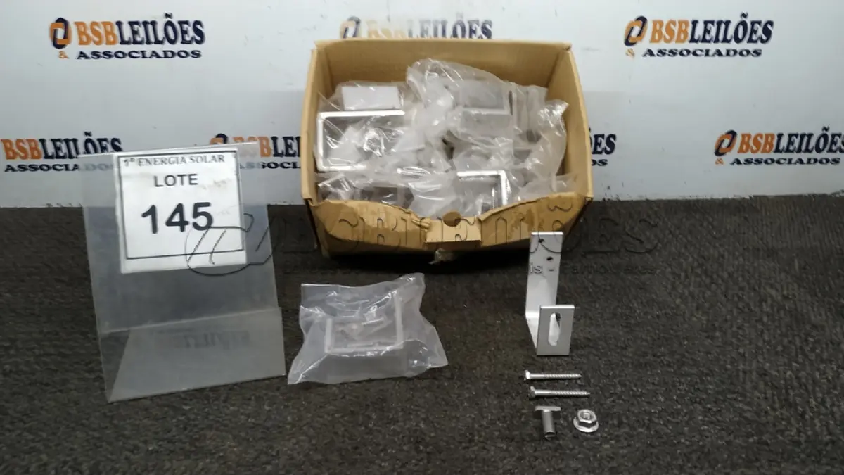 LOTE 145 - 01 CAIXA COM GRAMPOS PARA TELHADO COLONIAL. (NO ESTADO) ATENÇÃO! FAZER A VISITAÇÃO ANTES DE ARREMATAR, NÃO SABEMOS SE FUNCIONA, LEILÃO NÃO TEM GARANTIA E NEM DEVOLUÇÃO, SUJEITO A POSSÍVEIS AVARIAS VISÍVEIS/OCULTAS E/OU AUSÊNCIA DE COMPONENTES.