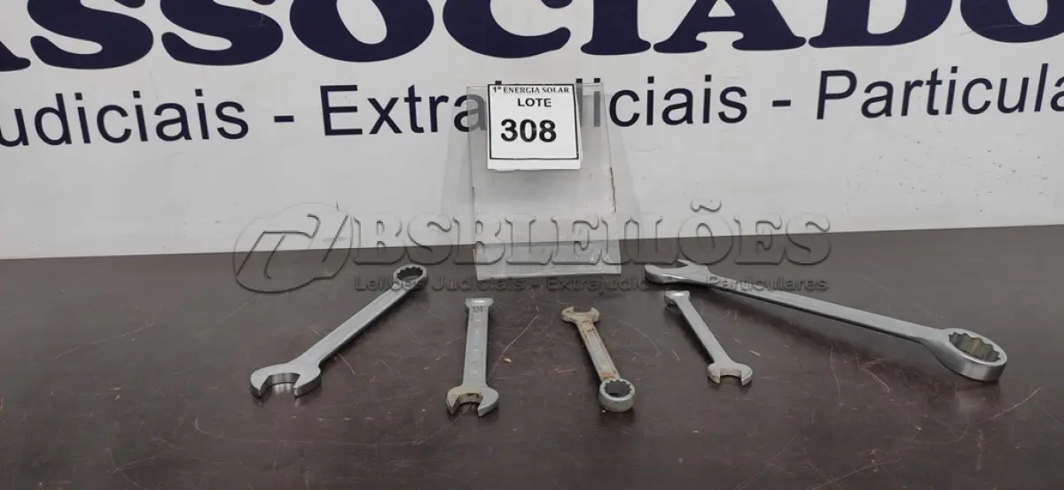 LOTE 308 - 05 CHAVES COMBINADAS N* 32,23,17,16,15. (NO ESTADO) ATENÇÃO! FAZER A VISITAÇÃO ANTES DE ARREMATAR, NÃO SABEMOS SE FUNCIONA, LEILÃO NÃO TEM GARANTIA E NEM DEVOLUÇÃO, SUJEITO A POSSÍVEIS AVARIAS VISÍVEIS/OCULTAS E/OU AUSÊNCIA DE COMPONENTES.