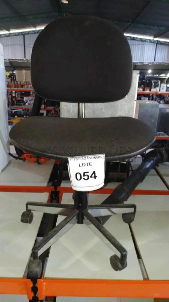 LOTE 054 - 01 CADEIRA GIRATÓRIA PARA ESCRITÓRIO. (NO ESTADO) ATENÇÃO! FAZER A VISITAÇÃO ANTES DE ARREMATAR, NÃO SABEMOS SE FUNCIONA, LEILÃO NÃO TEM GARANTIA E NEM DEVOLUÇÃO, SUJEITO A POSSÍVEIS AVARIAS VISÍVEIS/OCULTAS E/OU AUSÊNCIA DE COMPONENTES.