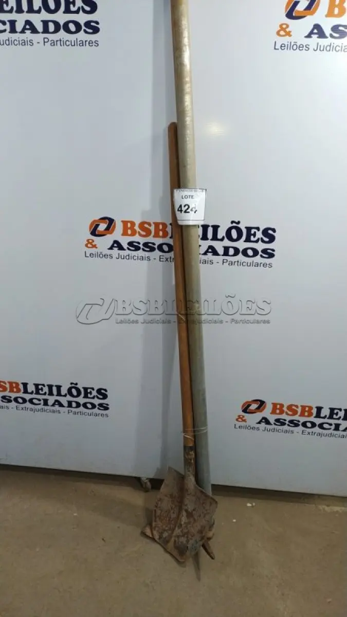 LOTE 424 - 01 PÁ COM CABO, 01 ENXADA COM CABO E 01 PICARETA COM CABO. (NO ESTADO) ATENÇÃO! FAZER A VISITAÇÃO ANTES DE ARREMATAR, NÃO SABEMOS SE FUNCIONA, LEILÃO NÃO TEM GARANTIA E NEM DEVOLUÇÃO, SUJEITO A POSSÍVEIS AVARIAS VISÍVEIS/OCULTAS E/OU 