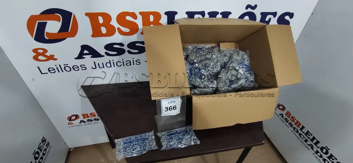 LOTE 366 - 01 CAIXA COM APROXIMADAMENTE 5.500 PARAFUSOS AUTO BROCANTE. (NO ESTADO) ATENÇÃO! FAZER A VISITAÇÃO ANTES DE ARREMATAR, NÃO SABEMOS SE FUNCIONA, LEILÃO NÃO TEM GARANTIA E NEM DEVOLUÇÃO, SUJEITO A POSSÍVEIS AVARIAS VISÍVEIS/OCULTAS E/OU 