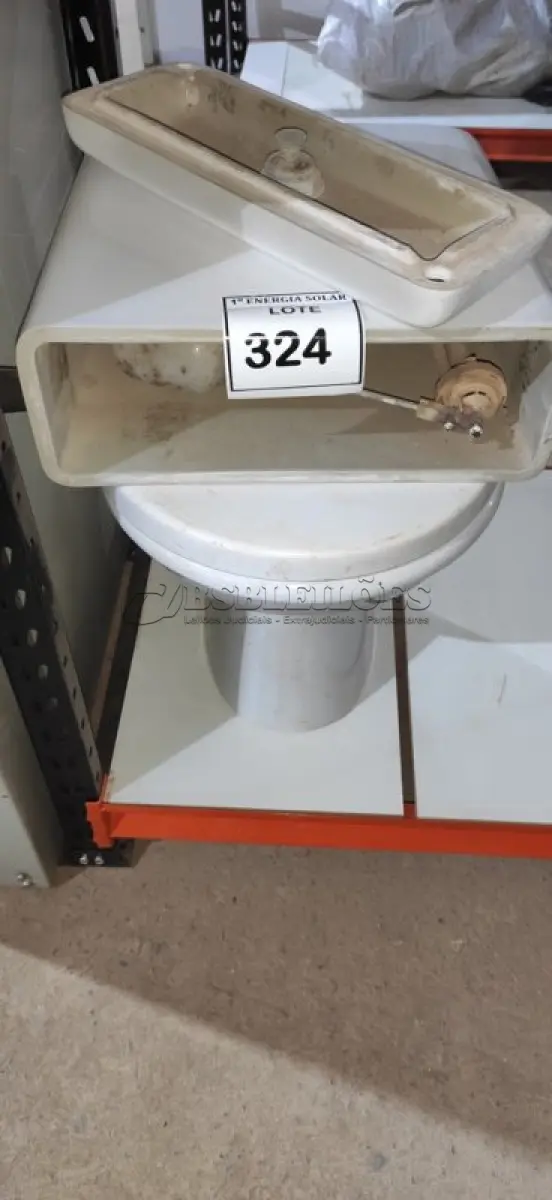 LOTE 324 - 01 VASO SANITÁRIO COM CAIXA ACOPLADA. (NO ESTADO) ATENÇÃO! FAZER A VISITAÇÃO ANTES DE ARREMATAR, NÃO SABEMOS SE FUNCIONA, LEILÃO NÃO TEM GARANTIA E NEM DEVOLUÇÃO, SUJEITO A POSSÍVEIS AVARIAS VISÍVEIS/OCULTAS E/OU AUSÊNCIA DE COMPONENTES.