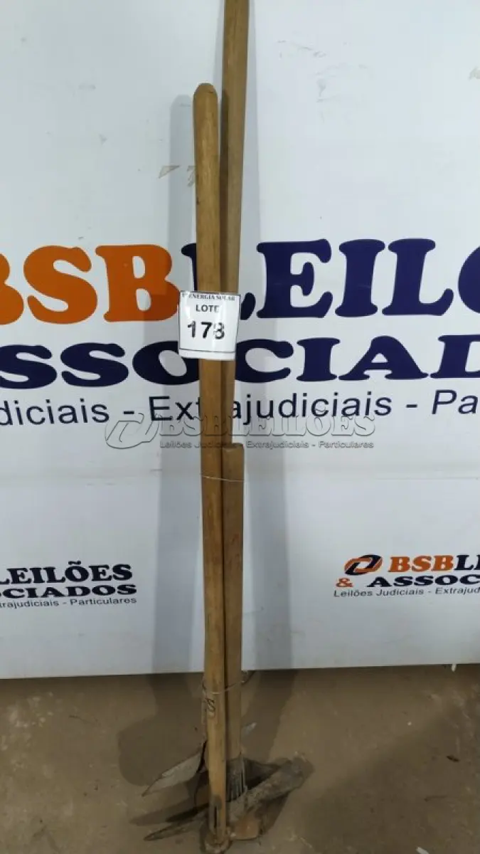 LOTE 178 - 01 ENXADA COM CABO, 01 PÁ COM CABO E 01 PICARETA COM CABO. (NO ESTADO) ATENÇÃO! FAZER A VISITAÇÃO ANTES DE ARREMATAR, NÃO SABEMOS SE FUNCIONA, LEILÃO NÃO TEM GARANTIA E NEM DEVOLUÇÃO, SUJEITO A POSSÍVEIS AVARIAS VISÍVEIS/OCULTAS E/OU AUSÊNCIA DE COMPONENTES.