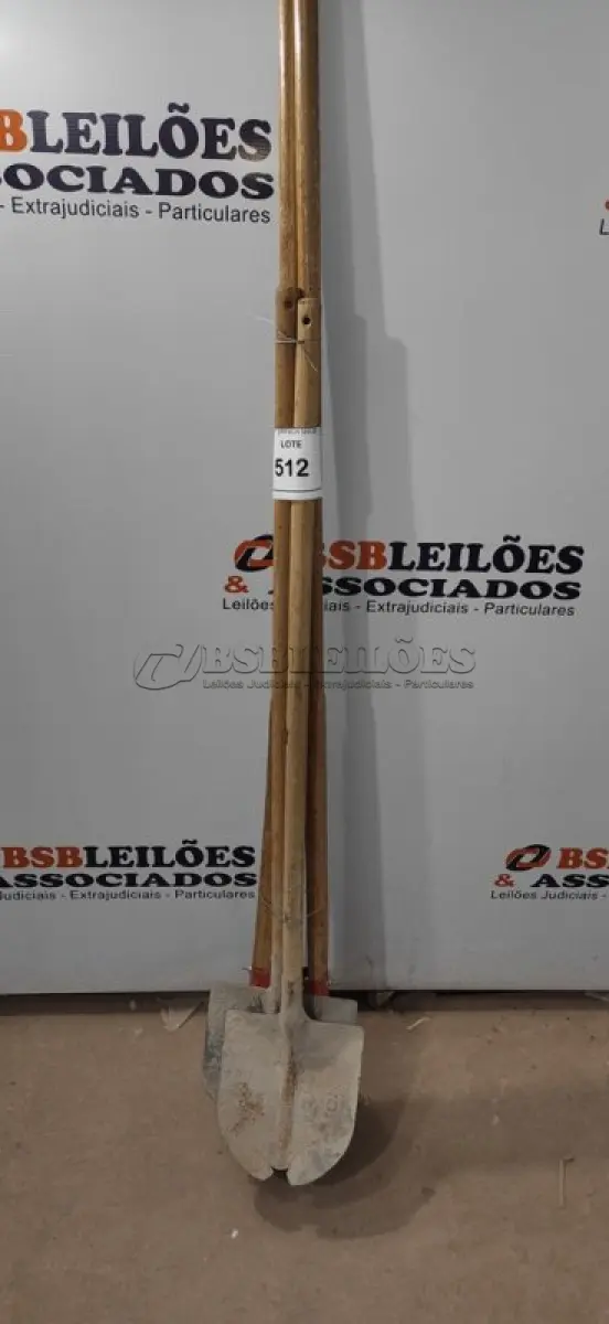 LOTE 512 - 02 PÁS E 01 CAVADEIRA MANUAL. (NO ESTADO) ATENÇÃO! FAZER A VISITAÇÃO ANTES DE ARREMATAR, NÃO SABEMOS SE FUNCIONA, LEILÃO NÃO TEM GARANTIA E NEM DEVOLUÇÃO, SUJEITO A POSSÍVEIS AVARIAS VISÍVEIS/OCULTAS