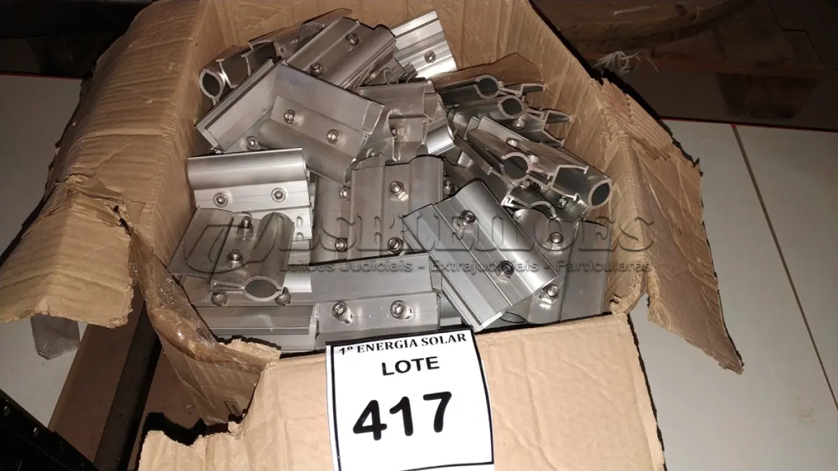 LOTE 417 - 01 CAIXA COM GRAMPOS DE FIXAÇÃO NÃO PENETRANTE PARA TELHADOS METÁLICOS.  (NO ESTADO) ATENÇÃO! FAZER A VISITAÇÃO ANTES DE ARREMATAR, NÃO SABEMOS SE FUNCIONA, LEILÃO NÃO TEM GARANTIA E NEM DEVOLUÇÃO, SUJEITO A POSSÍVEIS AVARIAS VISÍVEIS/OCULTAS E/OU