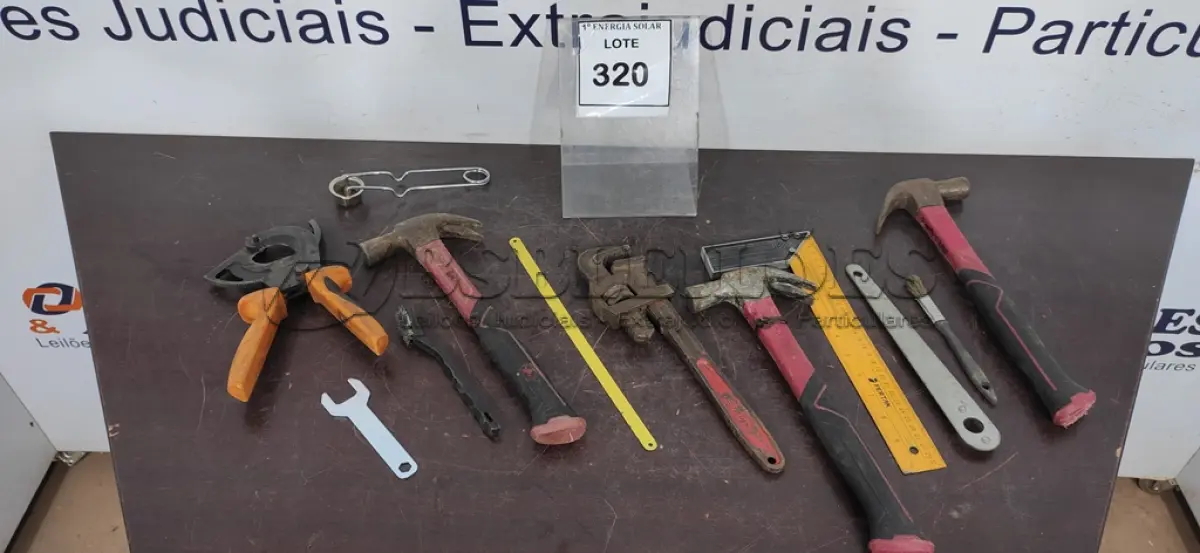 LOTE 320 - 01 LOTE COM FERRAMENTAS MARTELO, ESQUADRO, CHAVE INGLESA E ACENDEDOR PARA MAÇARICO. (NO ESTADO) ATENÇÃO! FAZER A VISITAÇÃO ANTES DE ARREMATAR, NÃO SABEMOS SE FUNCIONA, LEILÃO NÃO TEM GARANTIA E NEM DEVOLUÇÃO, SUJEITO A POSSÍVEIS AVARIAS VISÍVEIS/OCULTAS E/OU AUSÊNCIA DE COMPONENTES.