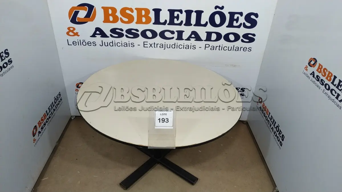 LOTE 193 - 01 MESA REDONDA. (NO ESTADO) ATENÇÃO! FAZER A VISITAÇÃO ANTES DE ARREMATAR, NÃO SABEMOS SE FUNCIONA, LEILÃO NÃO TEM GARANTIA E NEM DEVOLUÇÃO, SUJEITO A POSSÍVEIS AVARIAS VISÍVEIS/OCULTAS E/OU AUSÊNCIA DE COMPONENTES.
