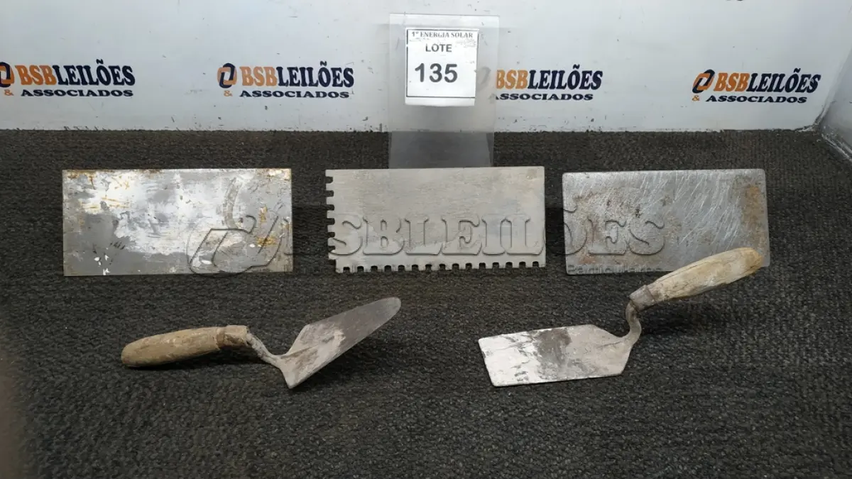 LOTE 135 - 03 DESEMPENADEIRAS DE AÇO E 02 COLHERES DE PEDREIRO.  (NO ESTADO) ATENÇÃO! FAZER A VISITAÇÃO ANTES DE ARREMATAR, NÃO SABEMOS SE FUNCIONA, LEILÃO NÃO TEM GARANTIA E NEM DEVOLUÇÃO, SUJEITO A POSSÍVEIS AVARIAS VISÍVEIS/OCULTAS E/OU AUSÊNCIA DE COMPONENTES.