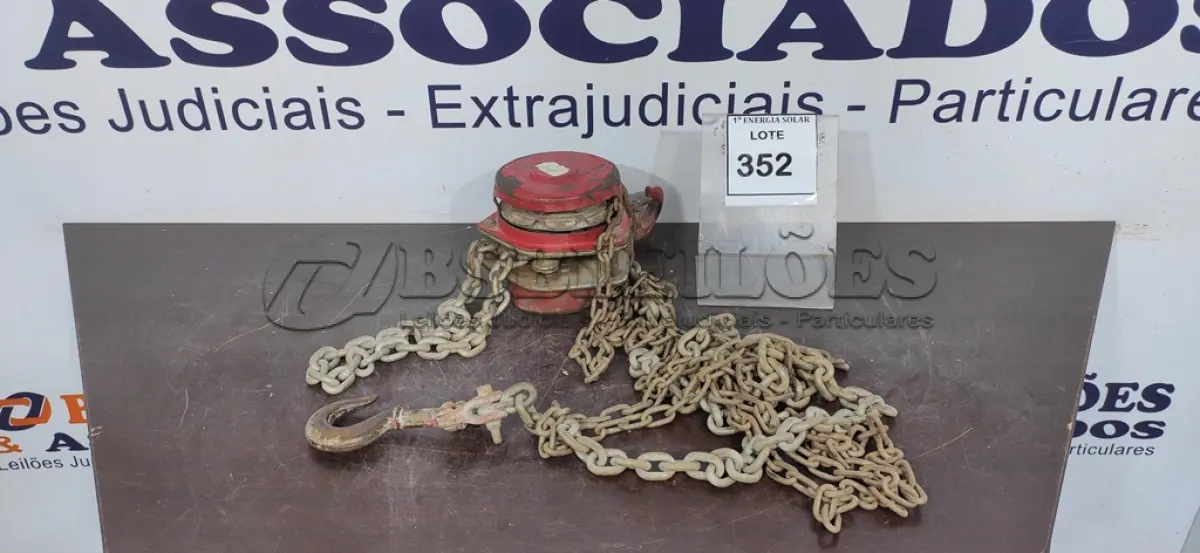 LOTE 352 - 01 TALHA MANUAL DE CORRENTE. (NO ESTADO) ATENÇÃO! FAZER A VISITAÇÃO ANTES DE ARREMATAR, NÃO SABEMOS SE FUNCIONA, LEILÃO NÃO TEM GARANTIA E NEM DEVOLUÇÃO, SUJEITO A POSSÍVEIS AVARIAS VISÍVEIS/OCULTAS E/OU AUSÊNCIA DE COMPONENTES.