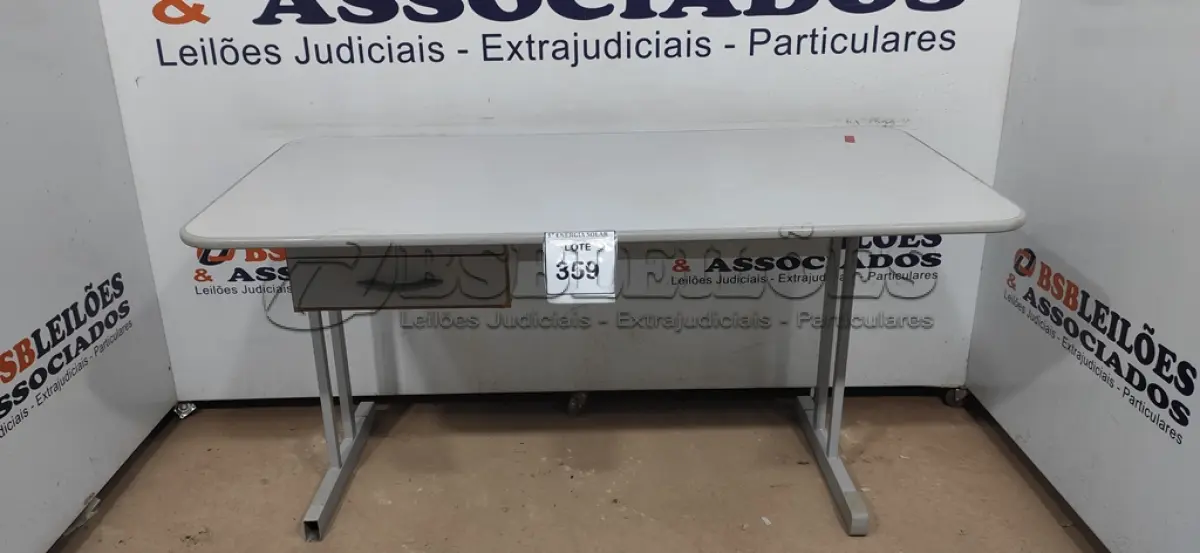 LOTE 359 - 01 MESA PARA ESCRITÓRIO COM 2 GAVETAS. (NO ESTADO) ATENÇÃO! FAZER A VISITAÇÃO ANTES DE ARREMATAR, NÃO SABEMOS SE FUNCIONA, LEILÃO NÃO TEM GARANTIA E NEM DEVOLUÇÃO, SUJEITO A POSSÍVEIS AVARIAS VISÍVEIS/OCULTAS E/OU AUSÊNCIA DE COMPONENTES.