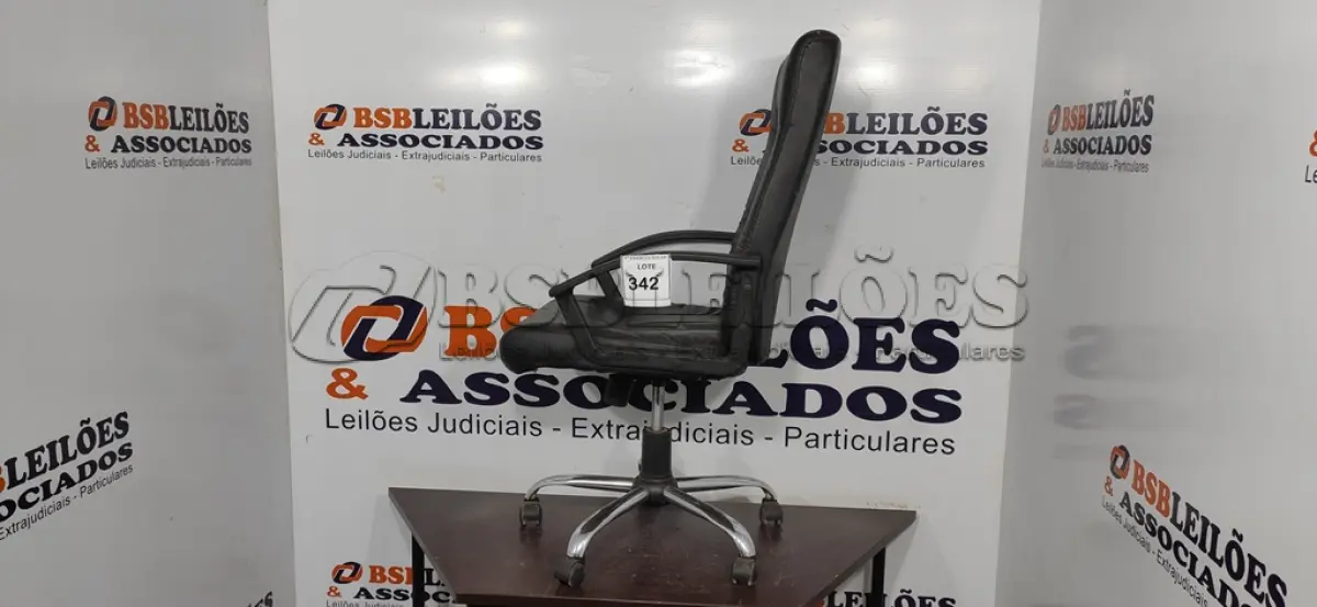 LOTE 342 - 01 CADEIRA GIRATÓRIA PARA ESCRITÓRIO. (NO ESTADO) ATENÇÃO! FAZER A VISITAÇÃO ANTES DE ARREMATAR, NÃO SABEMOS SE FUNCIONA, LEILÃO NÃO TEM GARANTIA E NEM DEVOLUÇÃO, SUJEITO A POSSÍVEIS AVARIAS VISÍVEIS/OCULTAS E/OU AUSÊNCIA DE COMPONENTES.