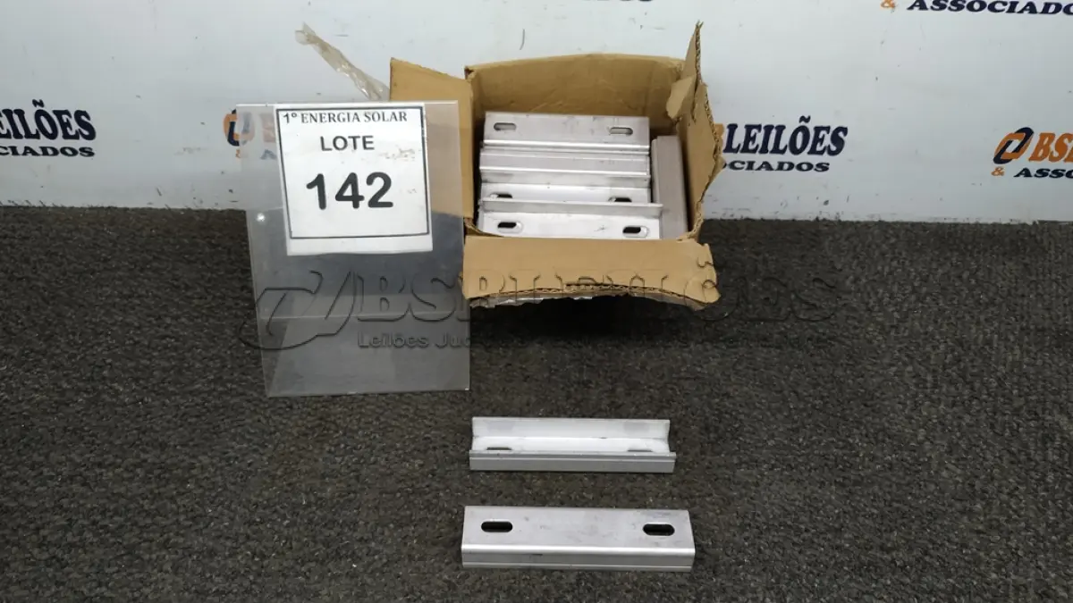 LOTE 142 - 01 CAIXA COM EMENDAS EM ALUMÍNIO SEM PARAFUSO. (NO ESTADO) ATENÇÃO! FAZER A VISITAÇÃO ANTES DE ARREMATAR, NÃO SABEMOS SE FUNCIONA, LEILÃO NÃO TEM GARANTIA E NEM DEVOLUÇÃO, SUJEITO A POSSÍVEIS AVARIAS VISÍVEIS/OCULTAS E/OU AUSÊNCIA DE COMPONENTES.