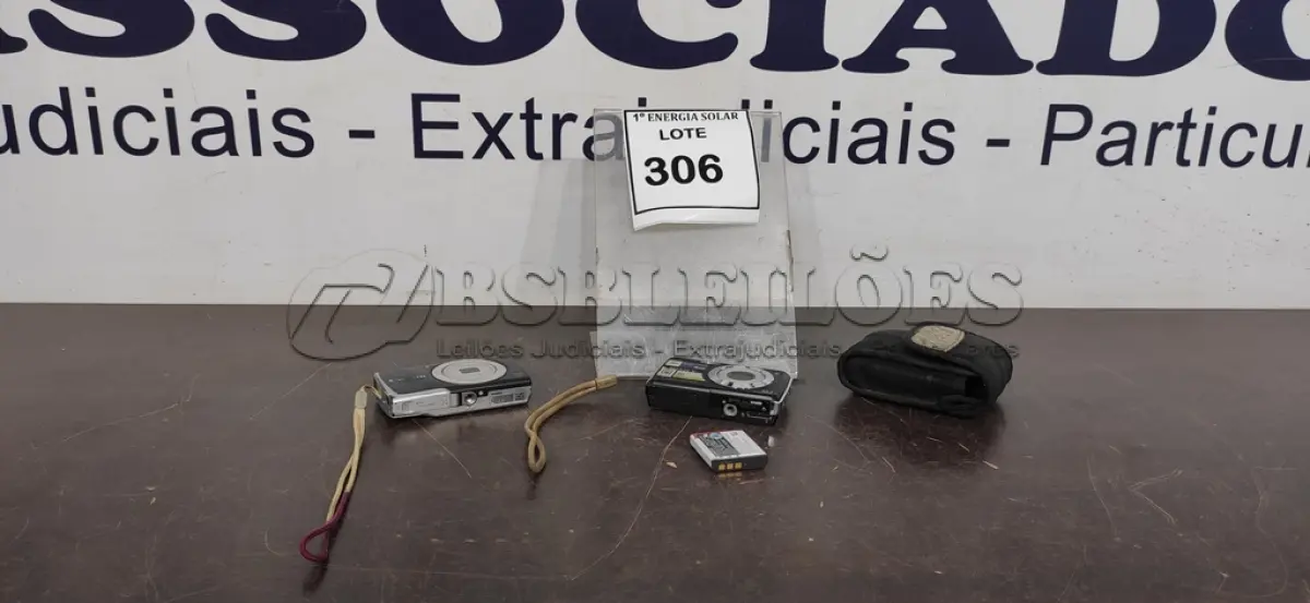 LOTE 306 - 02 MÁQUINAS FOTOGRÁFICAS DIGITAIS. (NO ESTADO) ATENÇÃO! FAZER A VISITAÇÃO ANTES DE ARREMATAR, NÃO SABEMOS SE FUNCIONA, LEILÃO NÃO TEM GARANTIA E NEM DEVOLUÇÃO, SUJEITO A POSSÍVEIS AVARIAS VISÍVEIS/OCULTAS E/OU AUSÊNCIA DE COMPONENTES.
