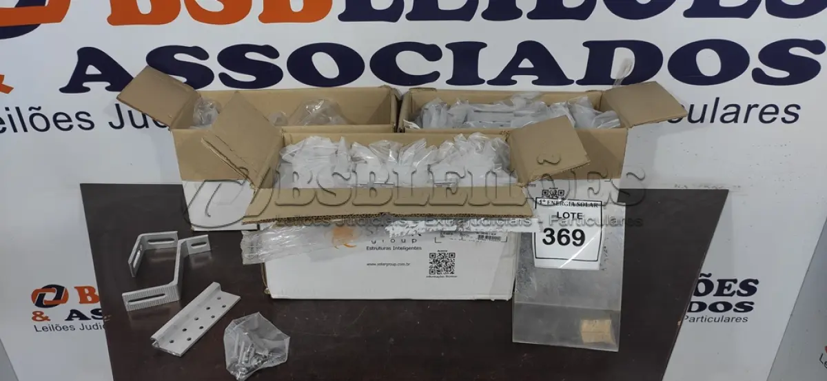LOTE 369 - 03 CAIXAS COM GANCHO PARA TELHA CERÂMICA. (NO ESTADO) ATENÇÃO! FAZER A VISITAÇÃO ANTES DE ARREMATAR, NÃO SABEMOS SE FUNCIONA, LEILÃO NÃO TEM GARANTIA E NEM DEVOLUÇÃO, SUJEITO A POSSÍVEIS AVARIAS VISÍVEIS/OCULTAS E/OU 