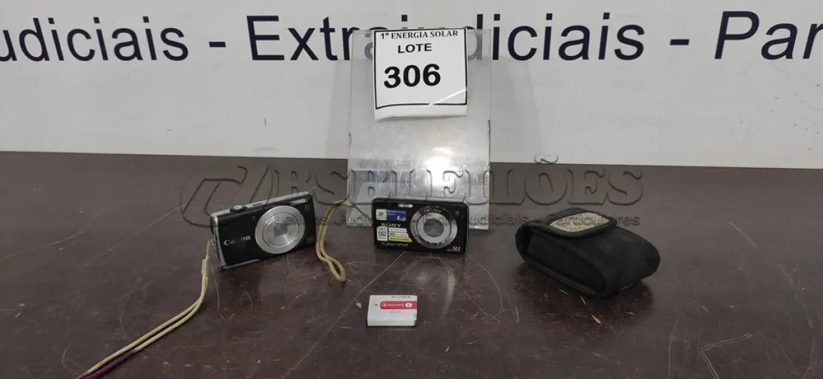 LOTE 306 - 02 MÁQUINAS FOTOGRÁFICAS DIGITAIS. (NO ESTADO) ATENÇÃO! FAZER A VISITAÇÃO ANTES DE ARREMATAR, NÃO SABEMOS SE FUNCIONA, LEILÃO NÃO TEM GARANTIA E NEM DEVOLUÇÃO, SUJEITO A POSSÍVEIS AVARIAS VISÍVEIS/OCULTAS E/OU AUSÊNCIA DE COMPONENTES.