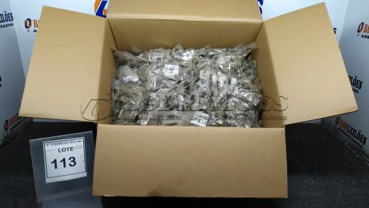 LOTE 113 - 01 CAIXA COM GRAMPOS PRESILHAS TERMINAL FINAL PARA PAINEL SOLAR. 30X35. (NO ESTADO) ATENÇÃO! FAZER A VISITAÇÃO ANTES DE ARREMATAR, NÃO SABEMOS SE FUNCIONA, LEILÃO NÃO TEM GARANTIA E NEM DEVOLUÇÃO, SUJEITO A POSSÍVEIS AVARIAS VISÍVEIS/OCULTAS E/OU AUSÊNCIA DE COMPONENTES.