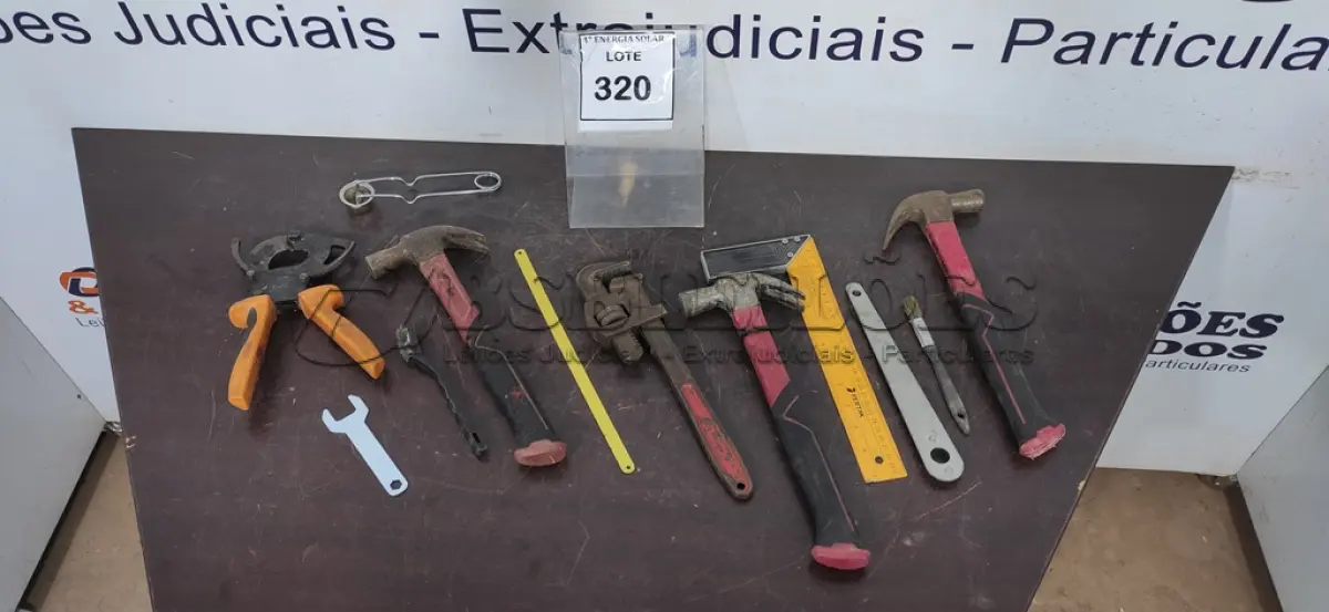 LOTE 320 - 01 LOTE COM FERRAMENTAS MARTELO, ESQUADRO, CHAVE INGLESA E ACENDEDOR PARA MAÇARICO. (NO ESTADO) ATENÇÃO! FAZER A VISITAÇÃO ANTES DE ARREMATAR, NÃO SABEMOS SE FUNCIONA, LEILÃO NÃO TEM GARANTIA E NEM DEVOLUÇÃO, SUJEITO A POSSÍVEIS AVARIAS VISÍVEIS/OCULTAS E/OU AUSÊNCIA DE COMPONENTES.