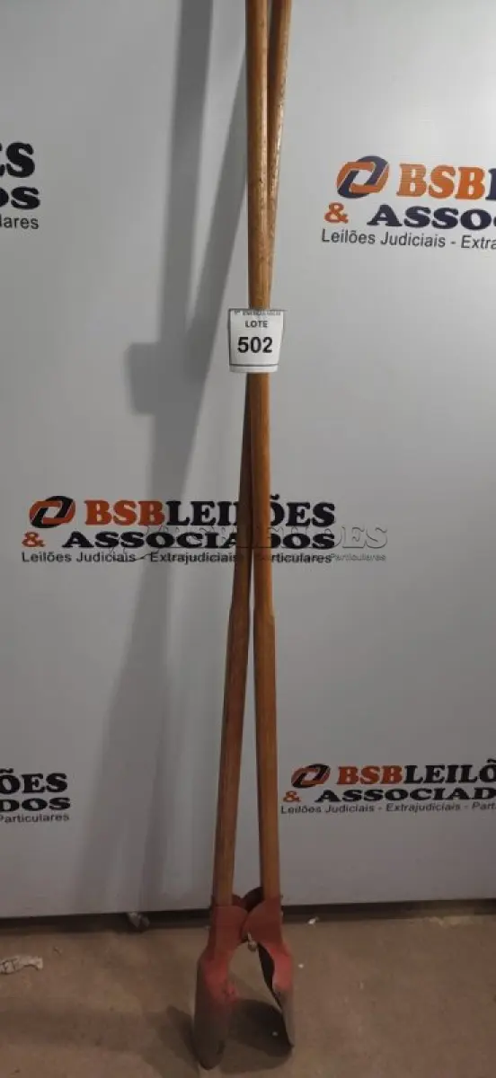 LOTE 502 - 01 CAVADEIRA MANUAL. (NO ESTADO) ATENÇÃO! FAZER A VISITAÇÃO ANTES DE ARREMATAR, NÃO SABEMOS SE FUNCIONA, LEILÃO NÃO TEM GARANTIA E NEM DEVOLUÇÃO, SUJEITO A POSSÍVEIS AVARIAS VISÍVEIS/OCULTAS