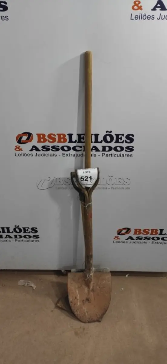 LOTE 521 - 01 ENXADA COM CABO E 02 PÁS COM CABO. (NO ESTADO) ATENÇÃO! FAZER A VISITAÇÃO ANTES DE ARREMATAR, NÃO SABEMOS SE FUNCIONA, LEILÃO NÃO TEM GARANTIA E NEM DEVOLUÇÃO, SUJEITO A POSSÍVEIS AVARIAS VISÍVEIS/OCULTAS