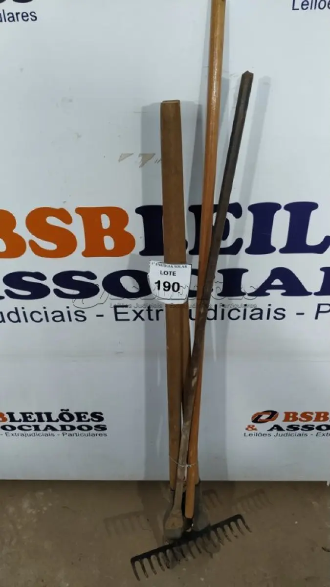 LOTE 190 -   01 CAVADEIRA MANUAL COM CABO, 01 ALAVANCA DE AÇO E 01 RASTELO COM CABO. (NO ESTADO) ATENÇÃO! FAZER A VISITAÇÃO ANTES DE ARREMATAR, NÃO SABEMOS SE FUNCIONA, LEILÃO NÃO TEM GARANTIA E NEM DEVOLUÇÃO, SUJEITO A POSSÍVEIS AVARIAS VISÍVEIS/OCULTAS E/OU AUSÊNCIA DE COMPONENTES.