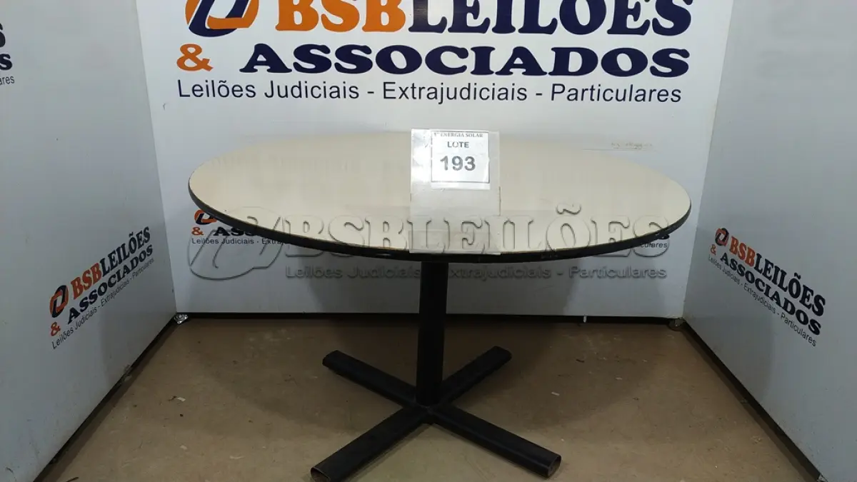 LOTE 193 - 01 MESA REDONDA. (NO ESTADO) ATENÇÃO! FAZER A VISITAÇÃO ANTES DE ARREMATAR, NÃO SABEMOS SE FUNCIONA, LEILÃO NÃO TEM GARANTIA E NEM DEVOLUÇÃO, SUJEITO A POSSÍVEIS AVARIAS VISÍVEIS/OCULTAS E/OU AUSÊNCIA DE COMPONENTES.