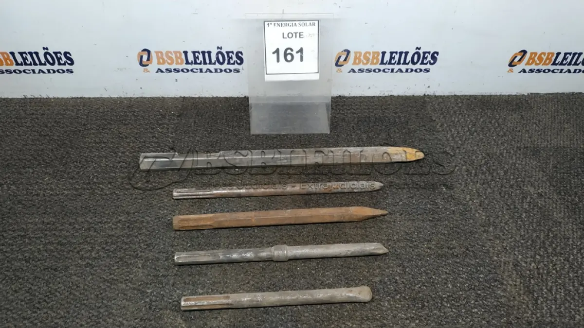 LOTE 161 - 03 PONTEIROS DE AÇO PARA MARTELETE E 02 TALHADEIRAS CHATAS. (NO ESTADO) ATENÇÃO! FAZER A VISITAÇÃO ANTES DE ARREMATAR, NÃO SABEMOS SE FUNCIONA, LEILÃO NÃO TEM GARANTIA E NEM DEVOLUÇÃO, SUJEITO A POSSÍVEIS AVARIAS VISÍVEIS/OCULTAS E/OU AUSÊNCIA DE COMPONENTES.